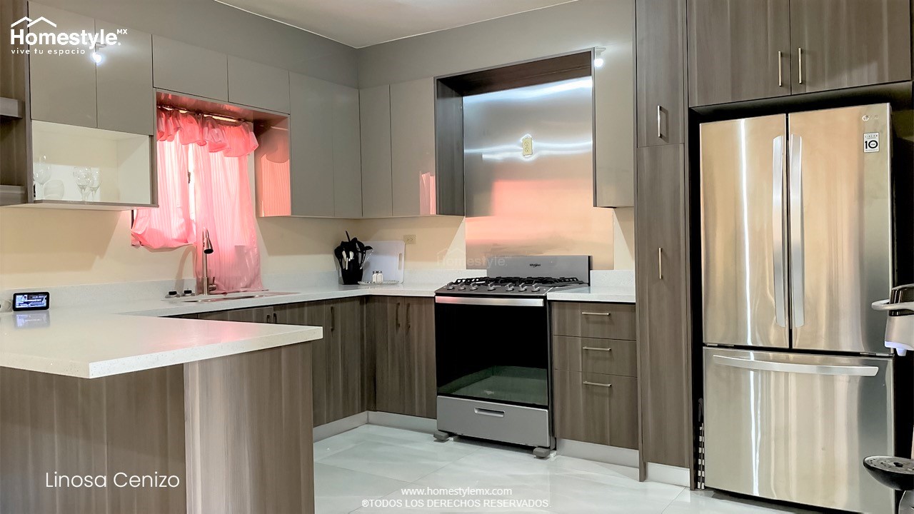 Cocina en forma de L con barra comedor. Diseñada en melamina Linosa Ceniza para gabinetes inferiores y MDF Alto Brillo Decor Grey para gabinetería superior.