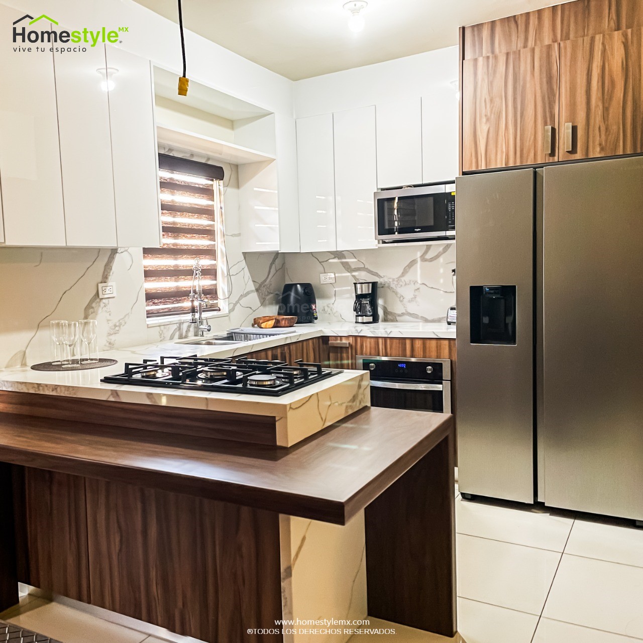 Cocina en forma de L con barra-comedor y cascada. Diseñada en melamina Nogal Terracota para gabinetería inferior y MDF Alto Brillo Blanco para gabinetería superior. Cubierta y Backsplash de Cuarzo Corian Calacatta Natura.