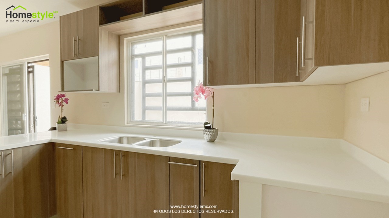 Cocina en forma de U con barra-comedor, diseñada en melamina Vesto Cendra Escandinavo para toda la gabinetería. Cubierta Wilsonart Frosty White.