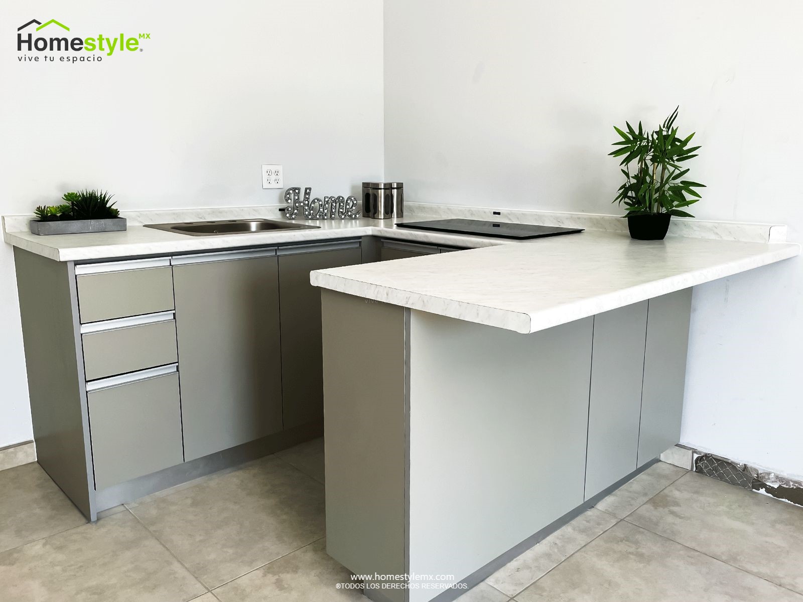 Cocina en forma de J con barra-comedor, diseñada en Melamina Gris Humo para toda la gabinetería. Cubierta de formaica Kober White Carrara