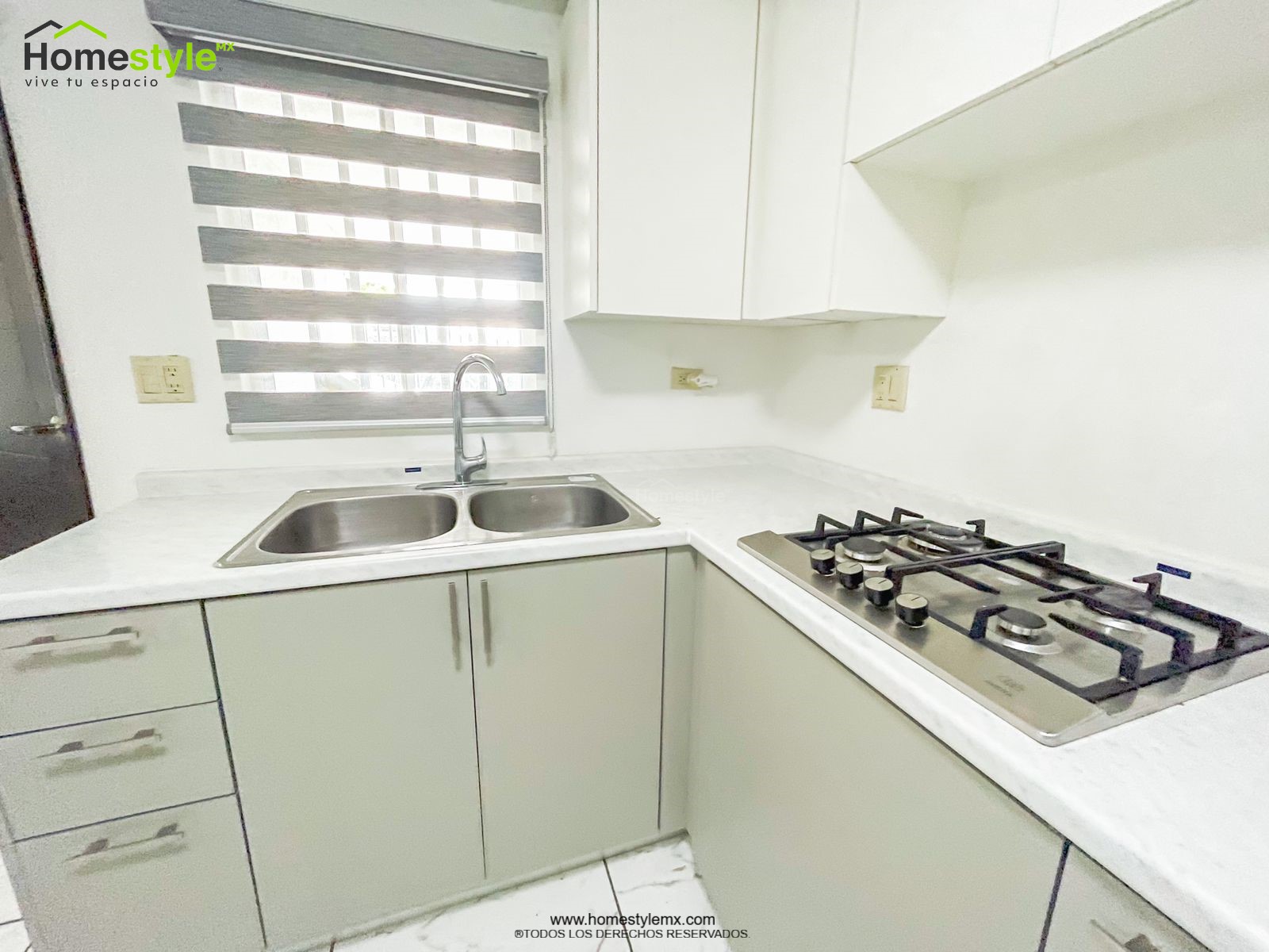 Cocina en forma de L con barra-comedor, diseñada en Melamina Bestboard Gris Humo para los gabinetes inferiores y Melamina Bestboard Blanco Mate para gabinetería superior. Cubierta de Formaica Kober White Carrara.