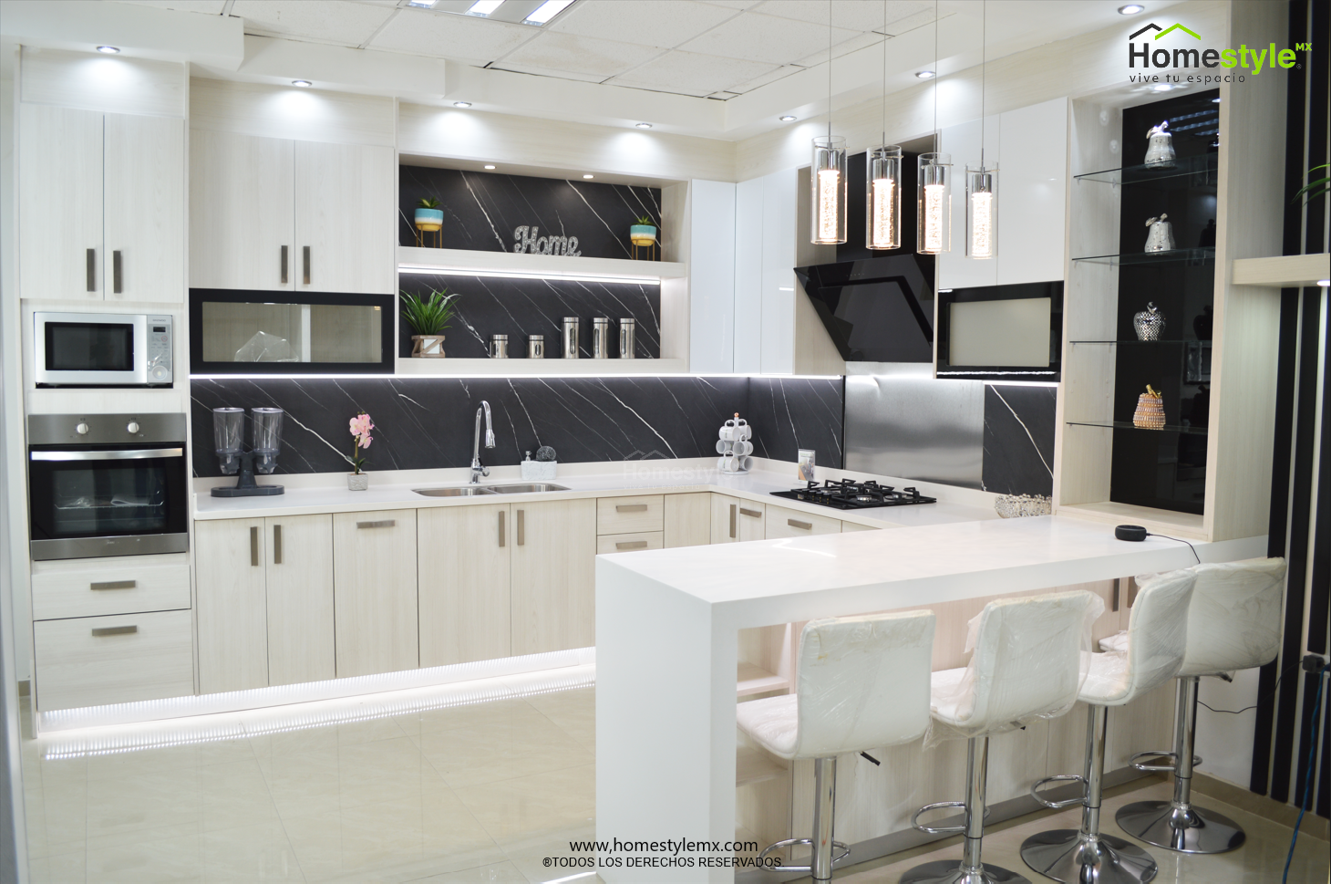 Cocina en forma de L con barra-comedor para 4 personas, diseñada en Vesto Teka Artico para los gabinetes inferiores y algunos superiores, MDF alto brillo blanco para gabinetería superior y MDF alto brillo negro para gabinetes con cristal. Cubierta de superficie solida Corian Designer White y Avonite Wilsonart Kokura.