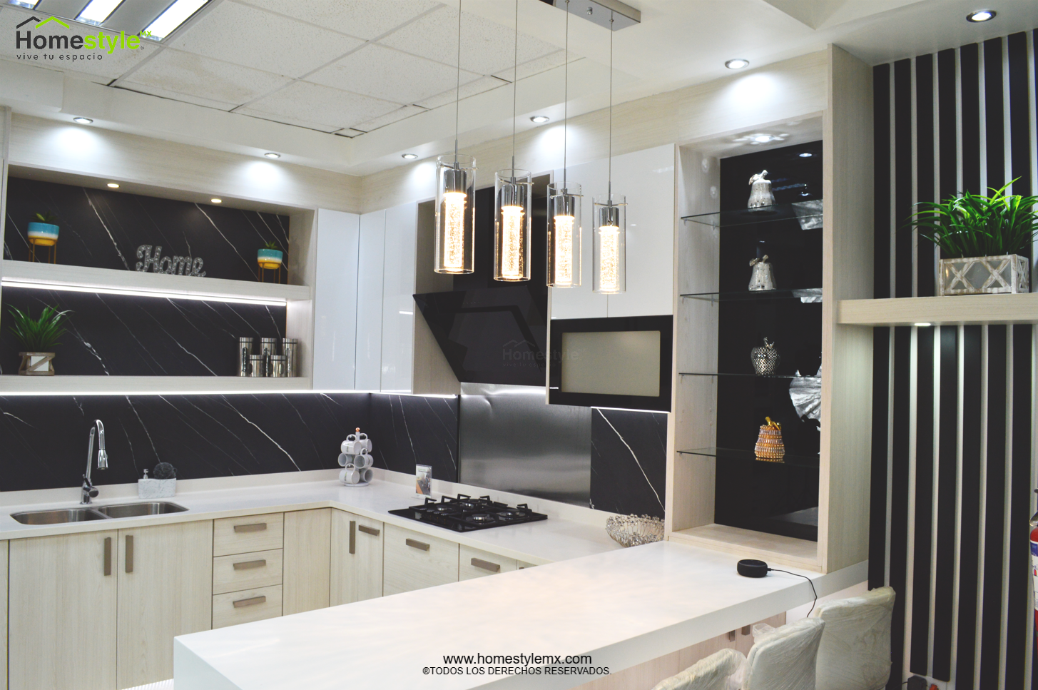 Cocina en forma de L con barra-comedor para 4 personas, diseñada en Vesto Teka Artico para los gabinetes inferiores y algunos superiores, MDF alto brillo blanco para gabinetería superior y MDF alto brillo negro para gabinetes con cristal. Cubierta de superficie solida Corian Designer White y Avonite Wilsonart Kokura.