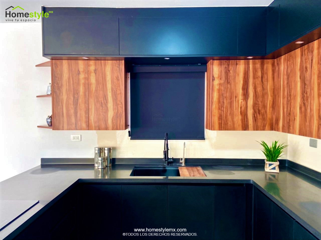 Cocina en forma de J con barra-comedor con estructura, diseñada en Melamina Bestboard Negra para gabinetería inferior y gabinetes sobre walles y Melamina Vesto Cerezo Sierra para gabinetería superior. Puerta de alacena en Melamina Bestboard Negro Mate. Cubierta de cocina de superficie solida Saharan Night y de comedor en Formaica Wild Cherry.