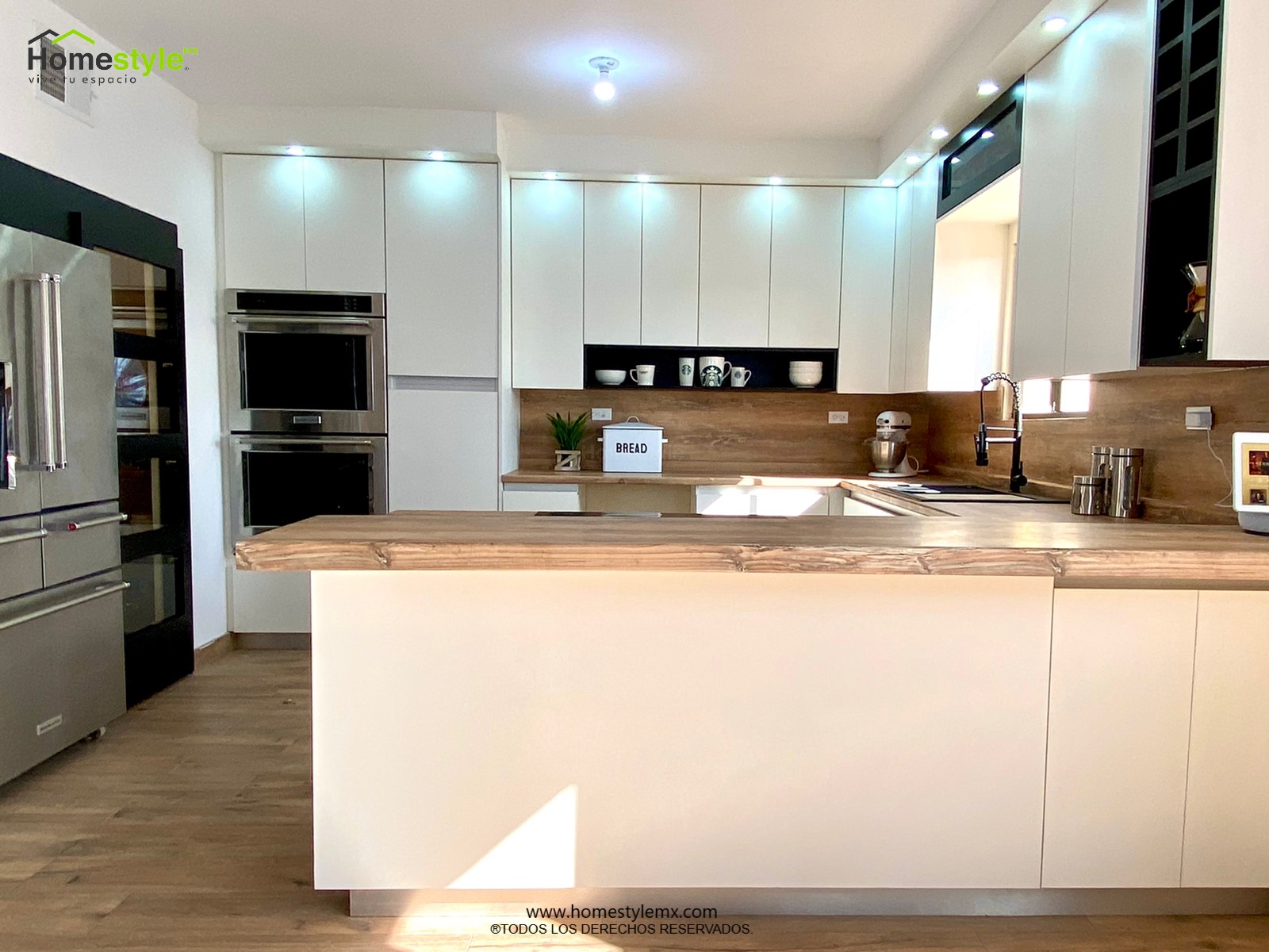 Cocina en forma de J con barra-comedor, diseñada en Melamina Bestboard Blanca para toda la gabinetería. Puerta de alacena en Melamina Bestboard Negro Mate y Cubierta con Backsplash de Formaica Rovere Slavonia.