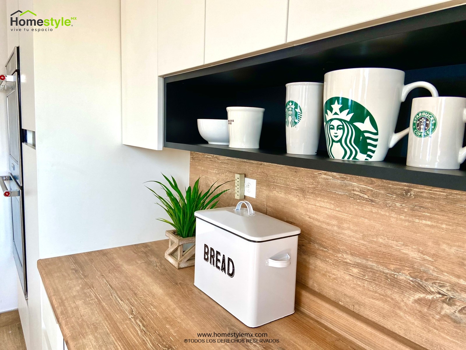 Cocina en forma de J con barra-comedor, diseñada en Melamina Bestboard Blanca para toda la gabinetería. Puerta de alacena en Melamina Bestboard Negro Mate y Cubierta con Backsplash de Formaica Rovere Slavonia.