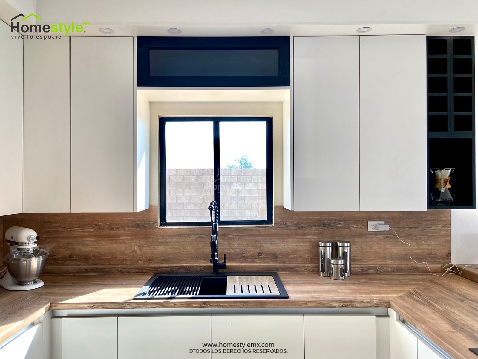 Cocina en forma de J con barra-comedor, diseñada en Melamina Bestboard Blanca para toda la gabinetería. Puerta de alacena en Melamina Bestboard Negro Mate y Cubierta con Backsplash de Formaica Rovere Slavonia.