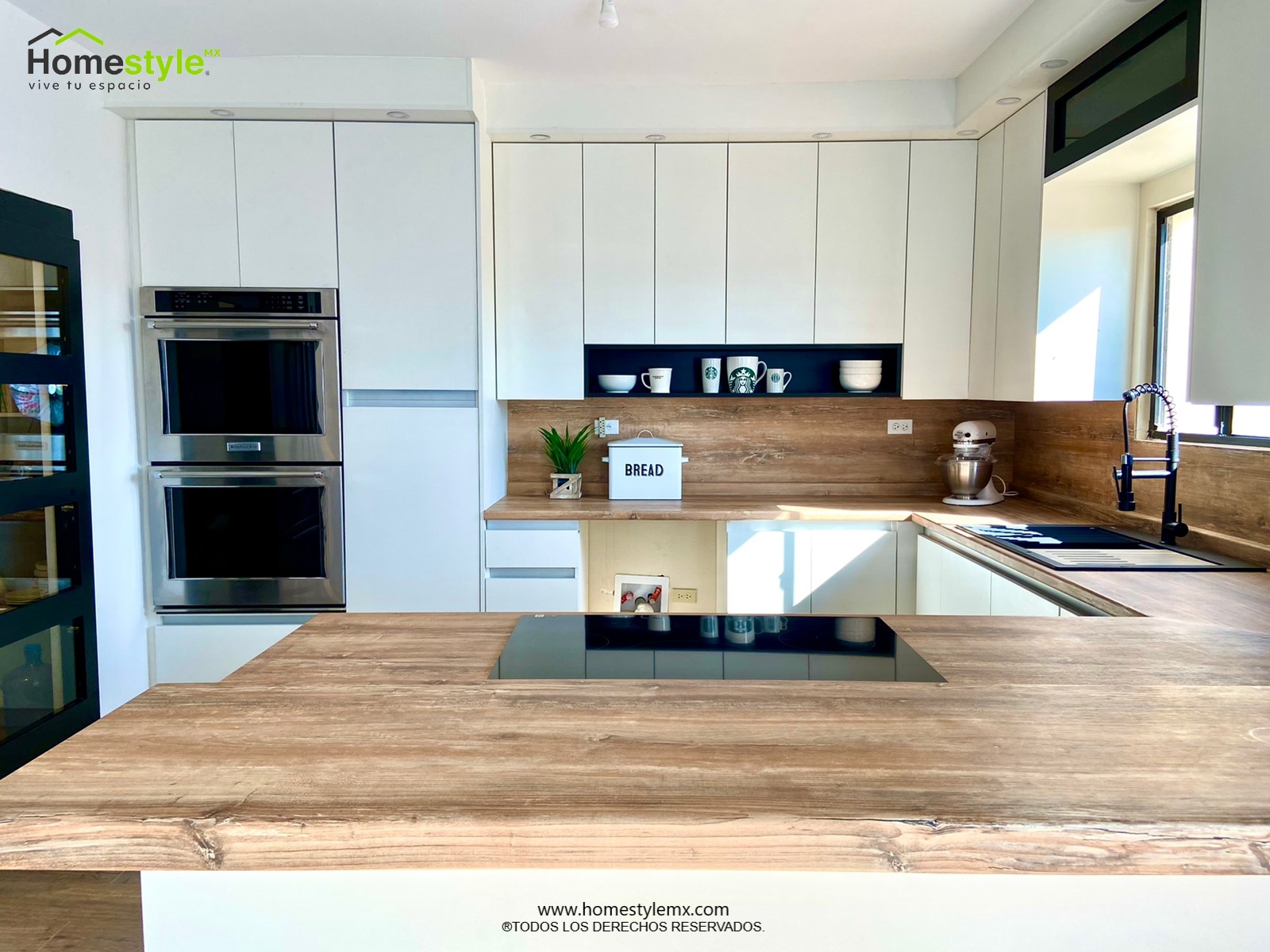 Cocina en forma de J con barra-comedor, diseñada en Melamina Bestboard Blanca para toda la gabinetería. Puerta de alacena en Melamina Bestboard Negro Mate y Cubierta con Backsplash de Formaica Rovere Slavonia.