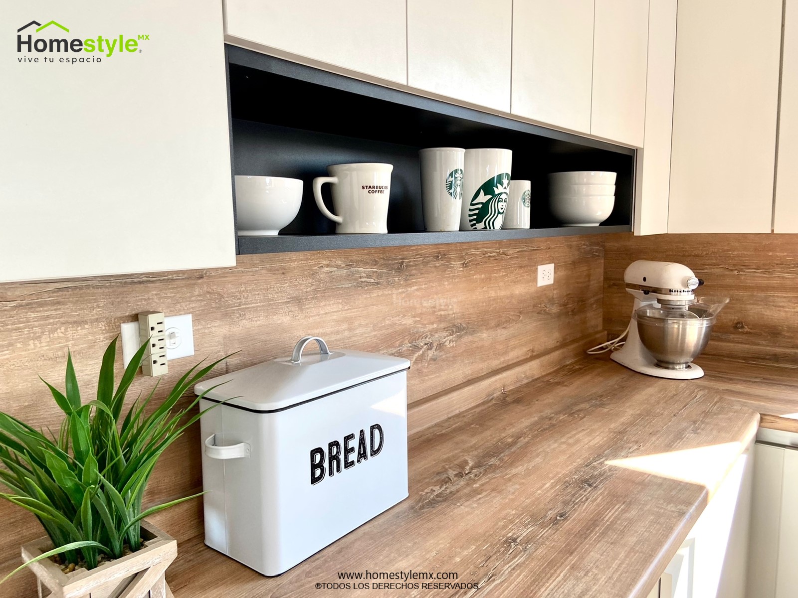 Cocina en forma de J con barra-comedor, diseñada en Melamina Bestboard Blanca para toda la gabinetería. Puerta de alacena en Melamina Bestboard Negro Mate y Cubierta con Backsplash de Formaica Rovere Slavonia.