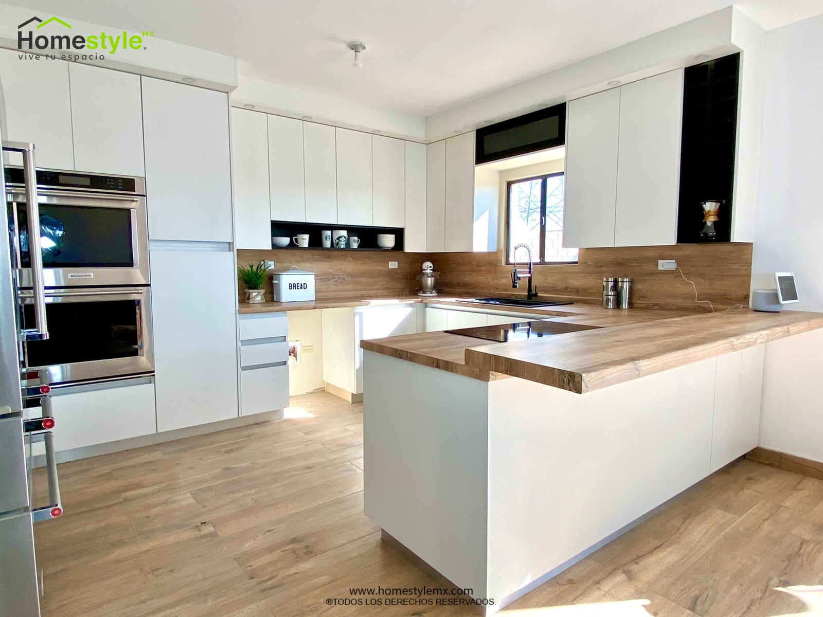 Cocina en forma de J con barra-comedor, diseñada en Melamina Bestboard Blanca para toda la gabinetería. Puerta de alacena en Melamina Bestboard Negro Mate y Cubierta con Backsplash de Formaica Rovere Slavonia.