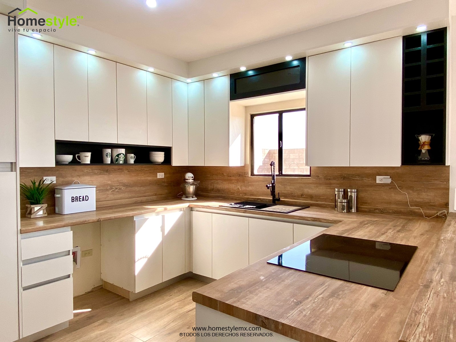 Cocina en forma de J con barra-comedor, diseñada en Melamina Bestboard Blanca para toda la gabinetería. Puerta de alacena en Melamina Bestboard Negro Mate y Cubierta con Backsplash de Formaica Rovere Slavonia.