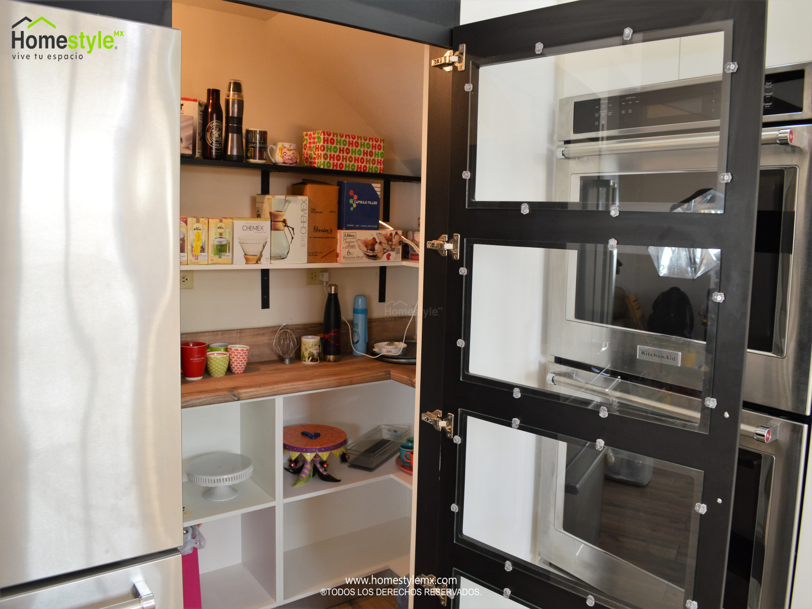 Cocina en forma de J con barra-comedor, diseñada en Melamina Bestboard Blanca para toda la gabinetería. Puerta de alacena en Melamina Bestboard Negro Mate y Cubierta con Backsplash de Formaica Rovere Slavonia.