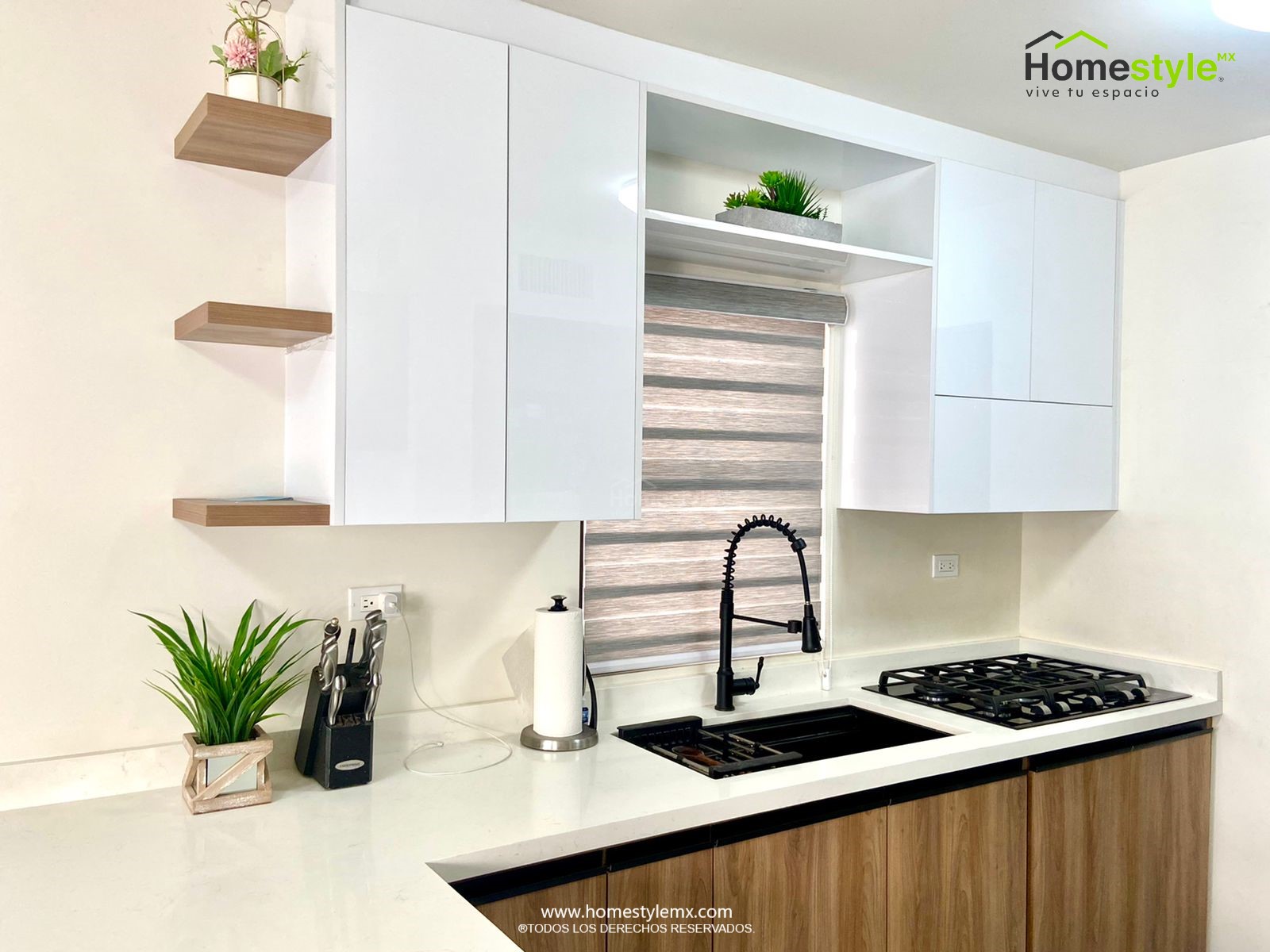 Cocina en forma de L con barra comedor, paralelo con pantry para microondas y horno. Diseñada en Melamina Vesto Moscato para los gabinetes inferioresm MDF alto brillo blanco para los gabinetes superiores y Melamina Negro Mate para puertas de vinera. Cubierta de Cuarzo Carrara y superficie solida Wilsonart Frosty White.