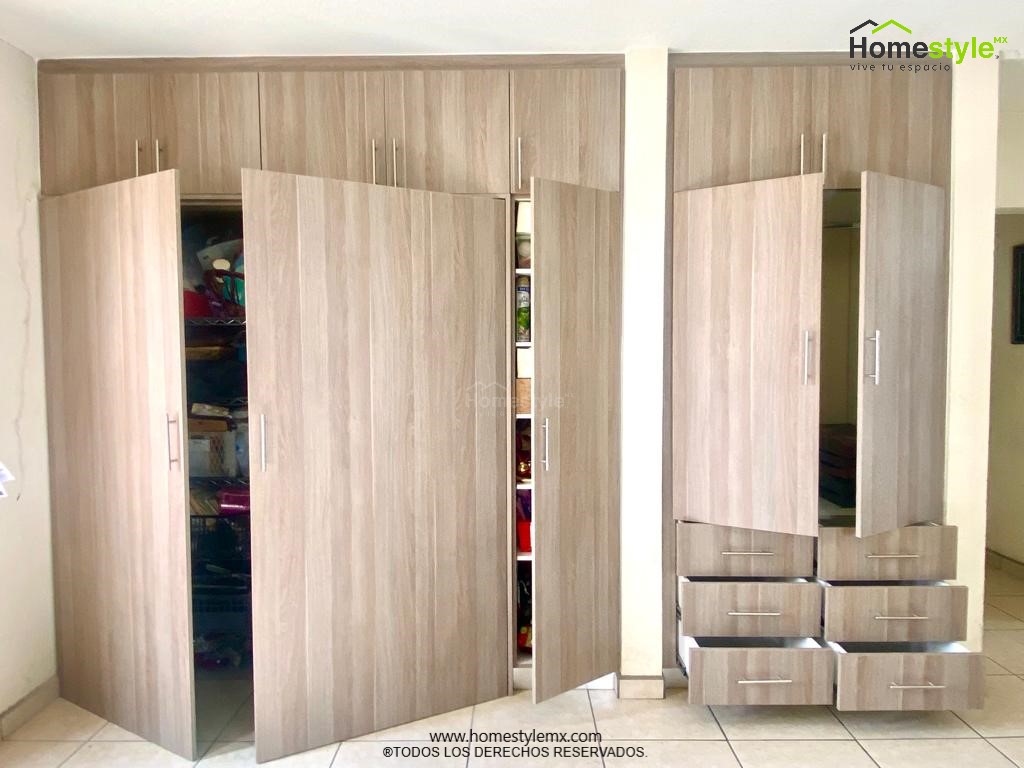 Closet en forma de lineal con puertas. Diseñado en Melamina Vesto Cendra Escandinavo para toda la gabinetería..