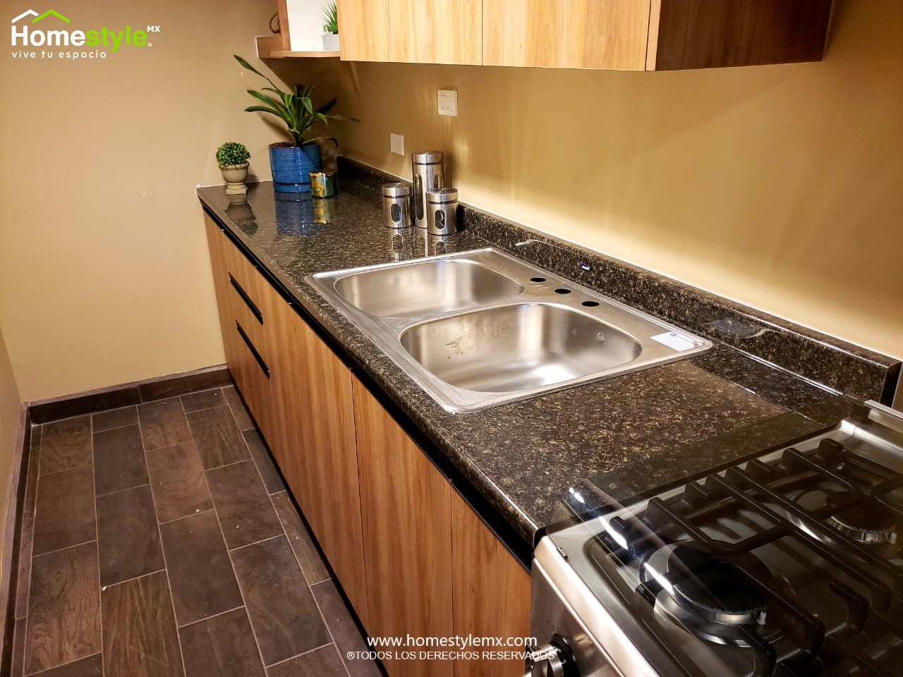 Cocina en forma de lineal. Diseñada en Melamina Vesto Moscato para toda la gabinetería. Cubierta de Formaica Bahía Granite.