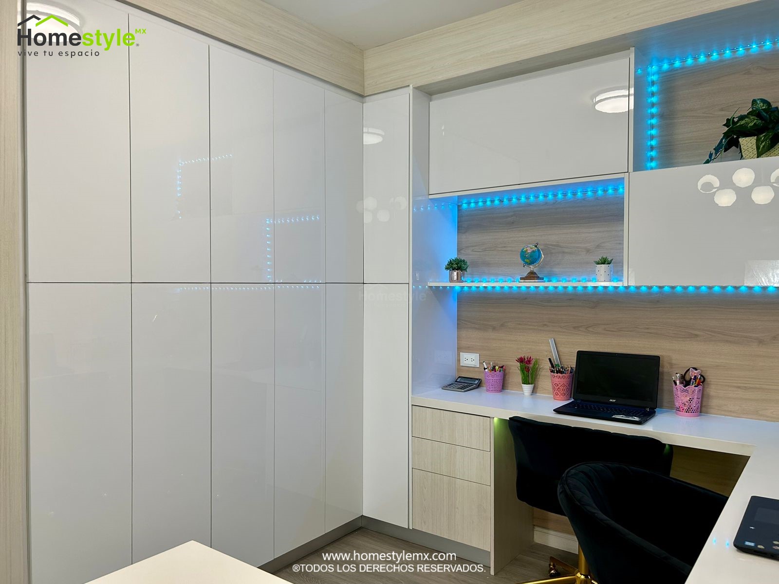 estudio en forma de U con barra de trabajo. Diseñado en Melamina Vesto Teka Artico para gabinetería inferior, MDF Alto Brillo Blanco para gabinetes superiores y archiveros, Melamina Vesto Nogaut para pared frontal, Panel decorativo 3D en pared de un costado, toque decorativo con Lambrin Cedro en columna e iluminación led RGB. Con una cubierta de Superficie Solida Wilsonart Frosty White.