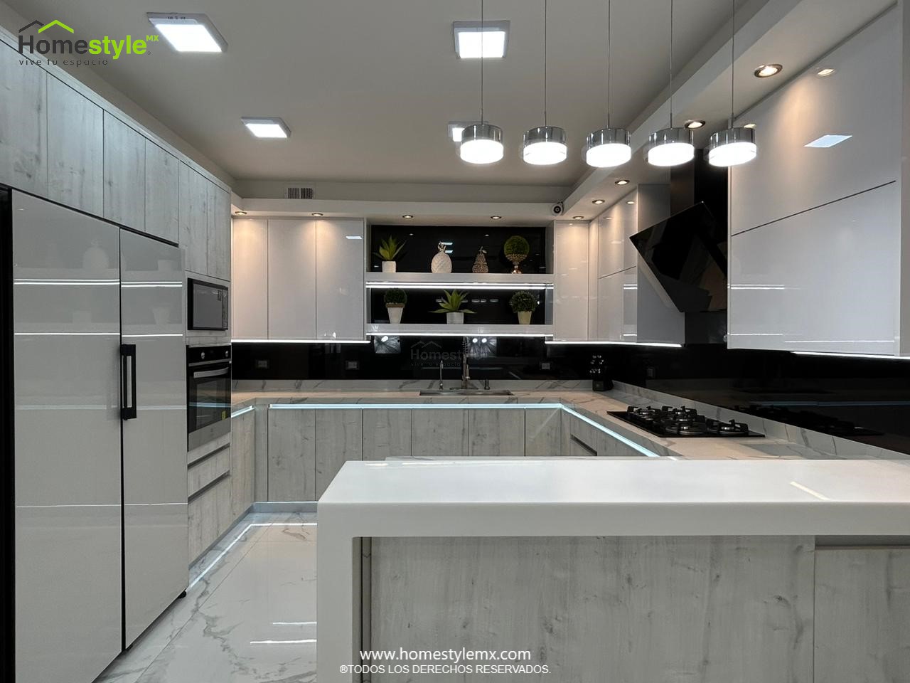 Hermosa cocina en forma de J con barra comedor para 3 personas. Diseñada en Melamina Vesto Alaska para gabinetería inferior, MDF Alto Brillo Blanco para gabinetes superiores y backsplash en MDF Alto Brillo Negro, sistema de iluminación integrada tanto en gabinetes como en cubierta y zoclos. Con una cubierta de Cuarzo Calcutta Marble para la cocina y Superficie Solida Wilsonart Super White para la barra. ✨