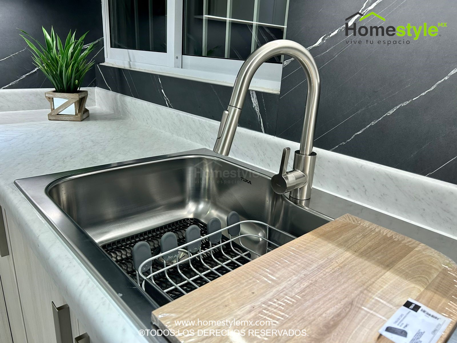 Cocina en forma de U. Diseñada en Melamina Vesto Teka Ártico para gabinetes inferiores, Melamina Blanca para gabinetería superior y detalle de Melamina Negra en puertas de apertura horizontal. Con una cubierta de Formaica White Carrara.