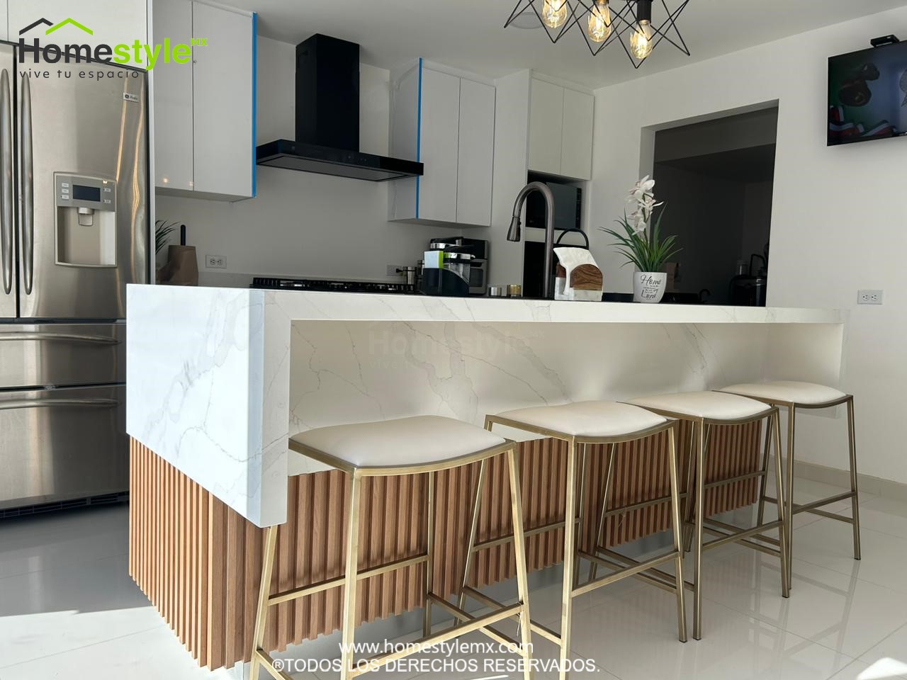 Cocina en forma lineal con barra comedor para 4 personas y área para cafe paralela a la cocina. Diseñada en Melamina Blanca para gabinetes inferiores, MDF Alto Brillo Blanco para gabinetería superior y una combinación de Melamina Moscato con Melamina Negra para área de café. Con una cubierta de Cuarzo Calcutta.