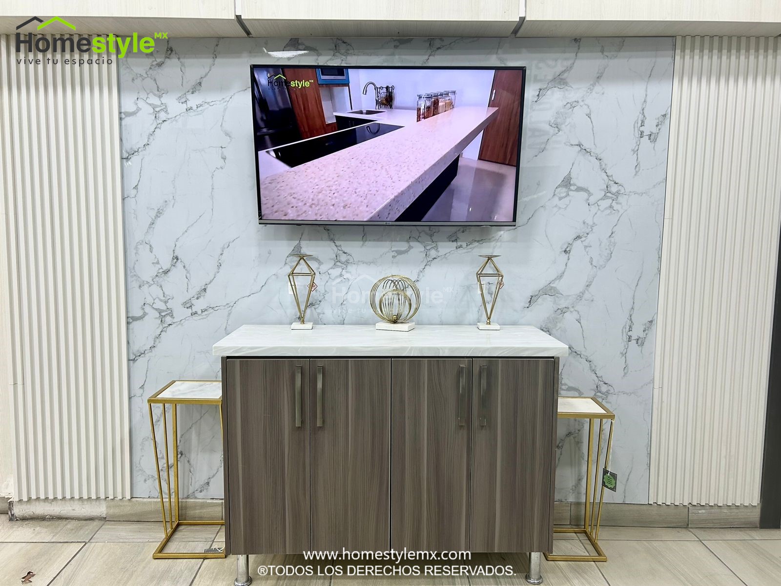 Centro de Televisión en forma lineal. Diseñado en Melamina Linosa Ceniza, Paneles decorativos de laminado y Lambrin Blanco. Con una cubierta de superficie solida.