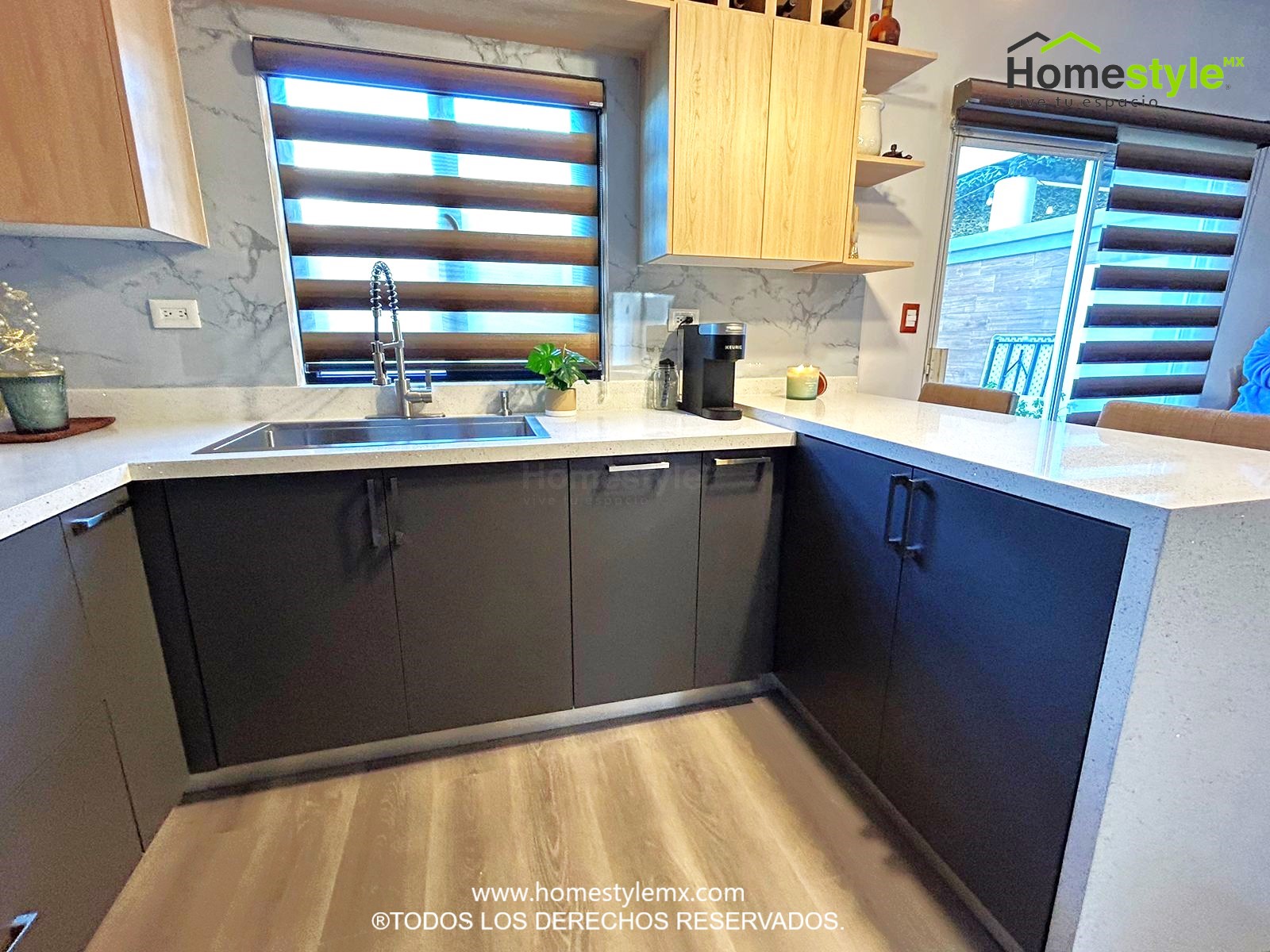 Cocina en forma de J. Diseñada en Melamina Oxford y Nogautpara la gabinetería. Backsplash de laminado y acero inoxidable. Con una cubierta de cuarzo.