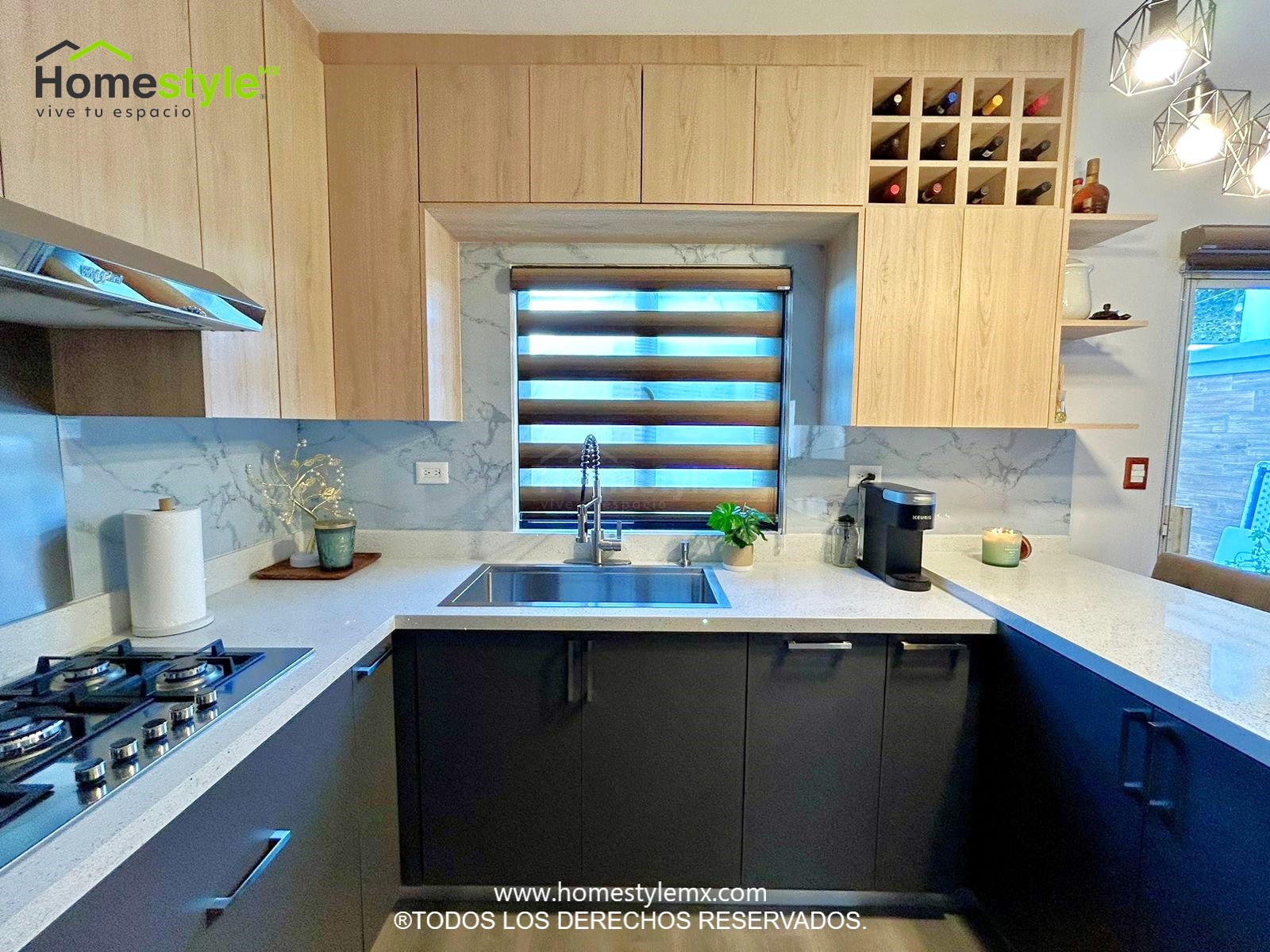 Cocina en forma de J. Diseñada en Melamina Oxford y Nogautpara la gabinetería. Backsplash de laminado y acero inoxidable. Con una cubierta de cuarzo.