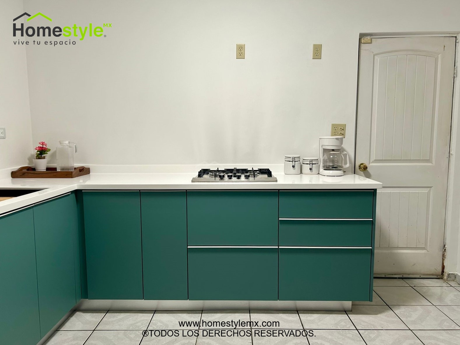 Cocina en forma de L. Diseñado en MDF Super Matte Green. Con una cubierta de superficie solida Frosty White.