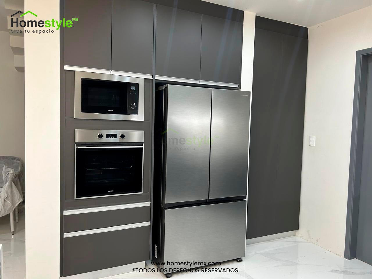 Cocina en forma de U con barra comedor. Diseñada en MDF Mate Dark Grey para gabinetes inferiores y MDF Alto Brillo Blanco para gabinetería superior. Con una cubierta de Cuarzo Calacatta Botanica.