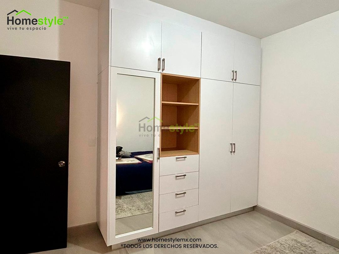 Closet diseñado con Melamina Blanca y Melamina Nogal en repisas. Instalación y venta de espejo en puerta.