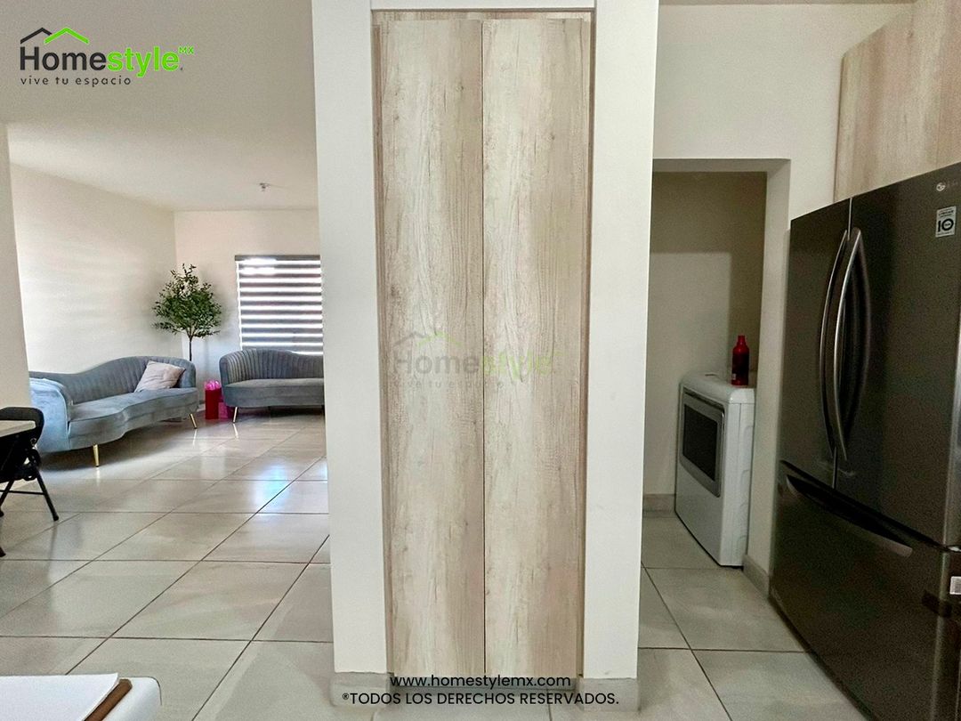 Cocina en forma de L con barra comedor y área de alacena. Diseñada en Melamina Toscana para gabinetes inferiores y MDF Alto Brillo Blanco para gabinetería superior. Con una cubierta de Formaica Blanca. Backsplash de Laminado de PVC Marmoleado Blanco.