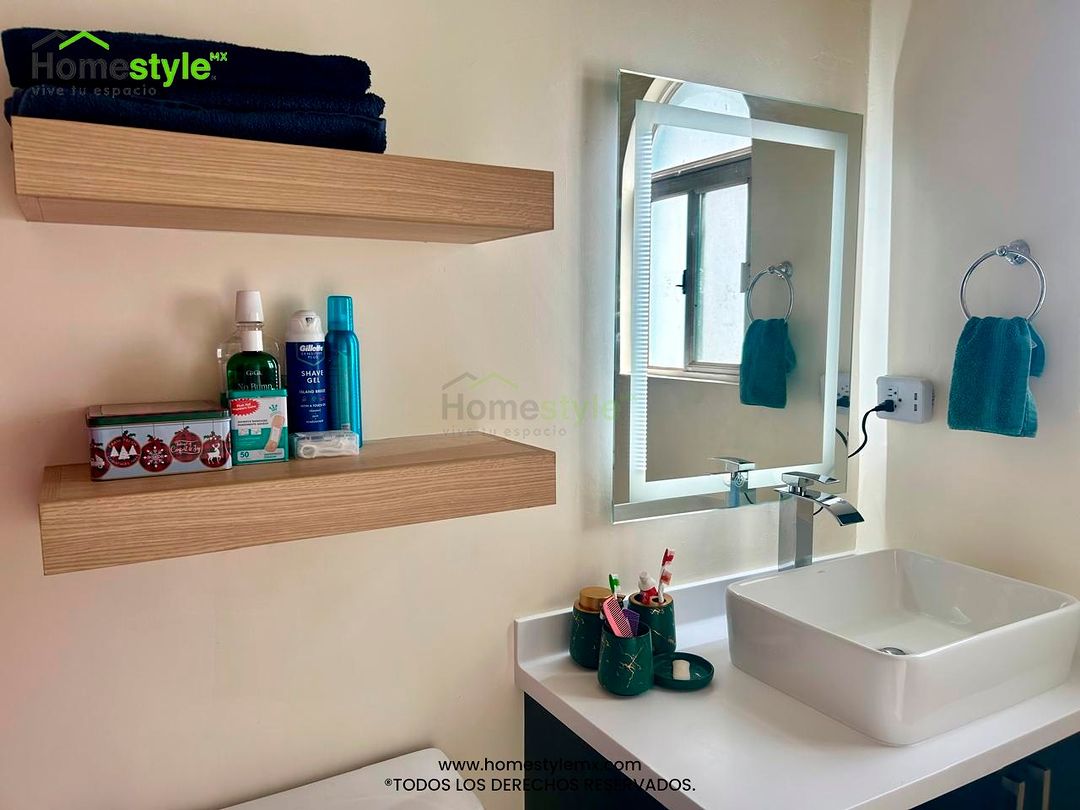 Mueble de Baño realizado en Melamina Zafiro y Melamina Roble Americano para las repisas con una cubierta de Superficie Sólida Frosty White.