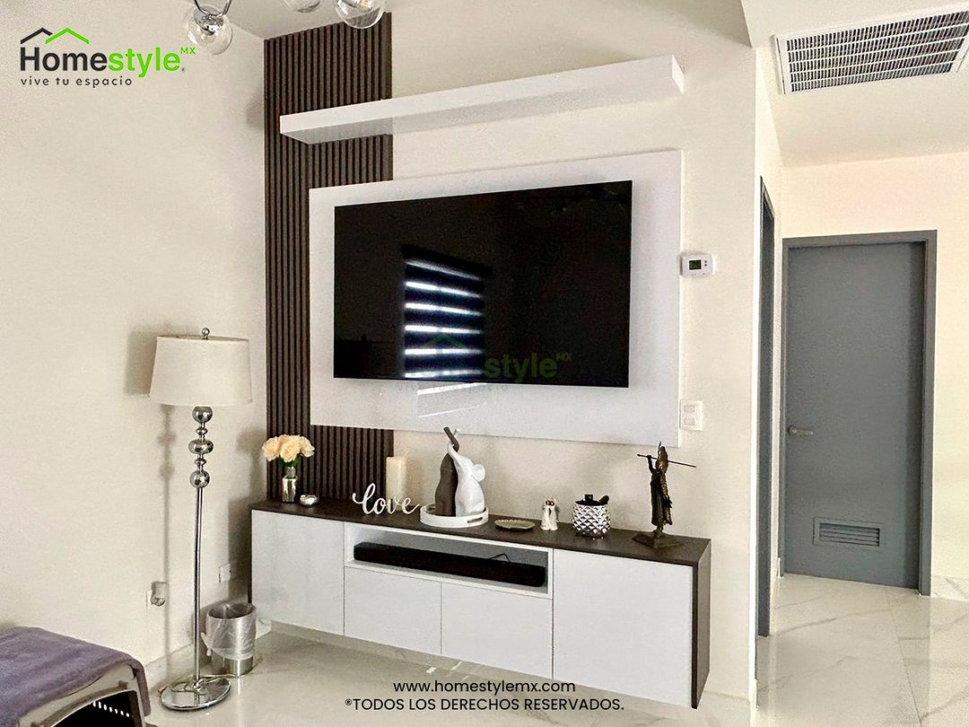 Mueble de TV realizado en Melamina Blanca para los gabinetes con Melamina Oxford, MDF Alto Brillo Blanco y lambrin gris.