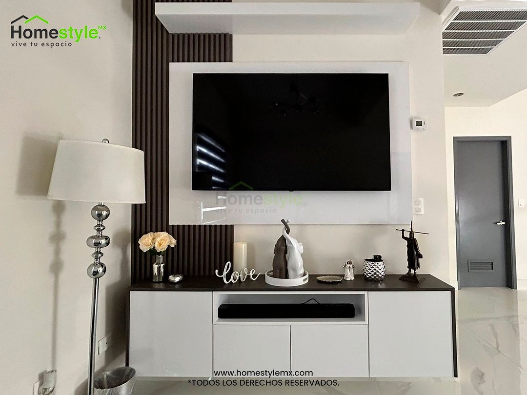 Mueble de TV realizado en Melamina Blanca para los gabinetes con Melamina Oxford, MDF Alto Brillo Blanco y lambrin gris.